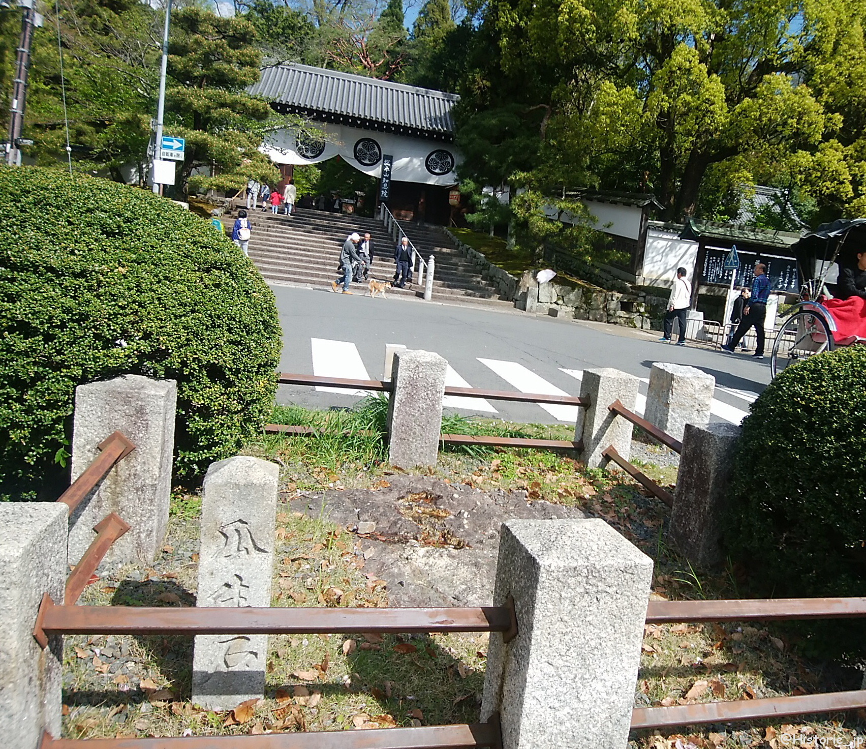 [京都・東山] 知恩院の瓜生石（うりゅうせき）・知恩院黒門前