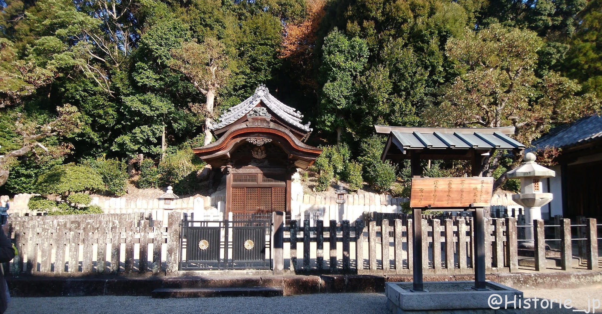 聖徳太子廟・後ろが磯長墓（しながのはか）・叡福寺北古墳