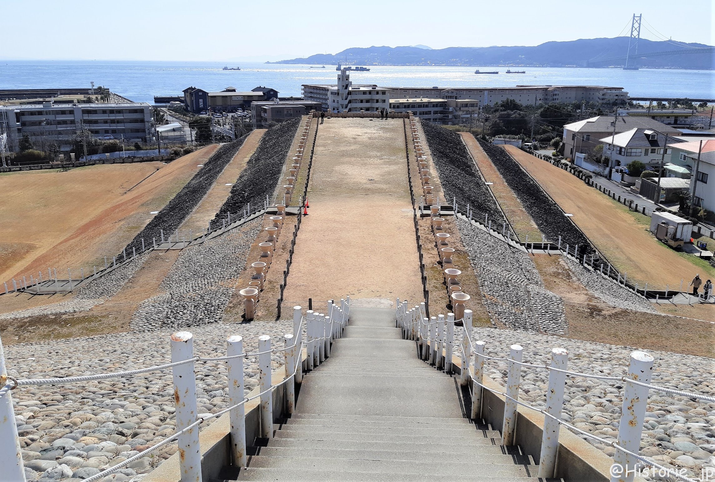 五色塚古墳・眼下に明石海峡、対岸に淡路島を望む・前方後円墳