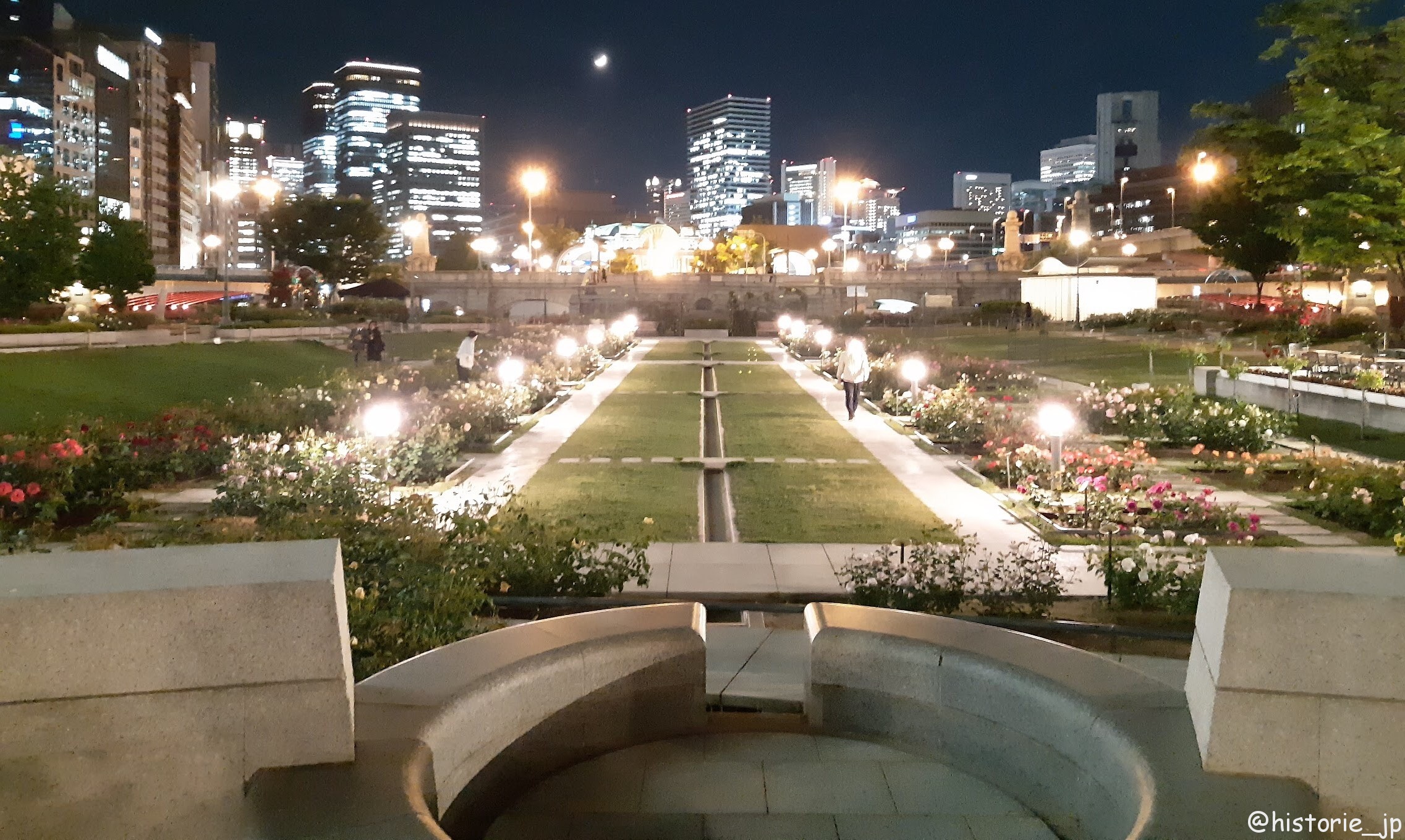 [大阪・中之島] 都会のバラ園・「バラの庭」、「バラの小みち」、「バラの広場」の3つのエリアで咲き誇る・中之島公園・バラ園