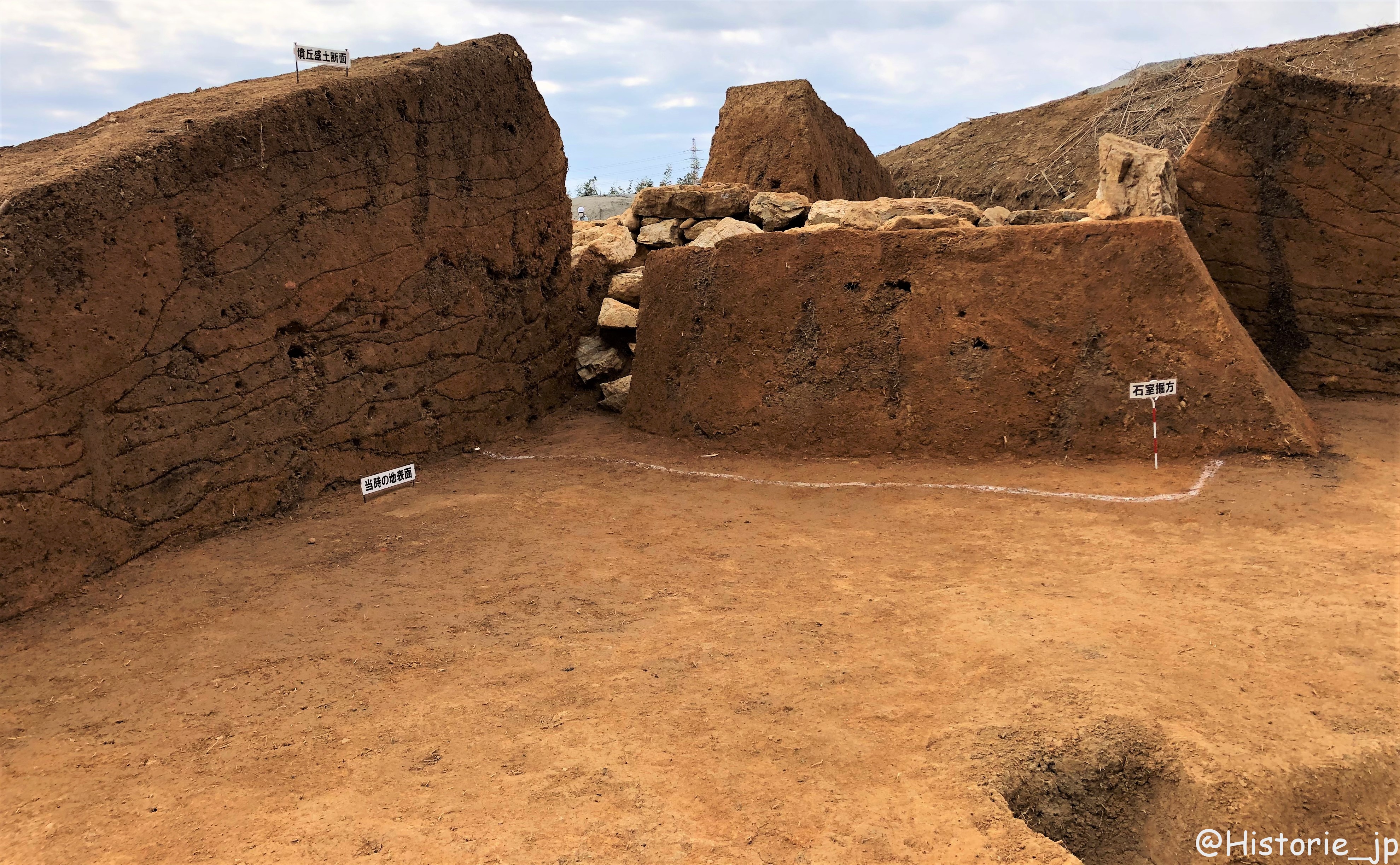 石ノ塔古墳・墳丘中心部の盛土断面（左）、石室堀方（右）（東北側）
